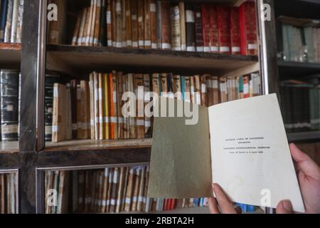 Gaza, Palestine. 10 juillet 2023. Un vieux livre rare est vu dans un laboratoire de la Fondation 'Eyes on Heritage' pour les études, la recherche et l'édition dans la ville de Gaza. Les palestiniennes travaillent à l'archivage et à la restauration de manuscrits et de livres historiques rares anciens dans un laboratoire financé par la British Library de Londres et le Hill Museum. Crédit : SOPA Images Limited/Alamy Live News Banque D'Images