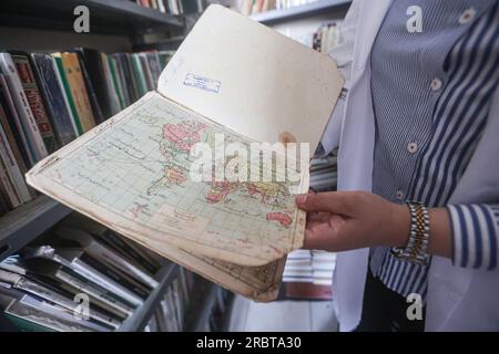 Gaza, Palestine. 10 juillet 2023. Un livre cartographique rare et ancien est vu dans un laboratoire de la Fondation 'Eyes on Heritage' pour les études, la recherche et l'édition dans la ville de Gaza. Les palestiniennes travaillent à l'archivage et à la restauration de manuscrits et de livres historiques rares anciens dans un laboratoire financé par la British Library de Londres et le Hill Museum. Crédit : SOPA Images Limited/Alamy Live News Banque D'Images