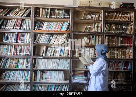 Gaza, Palestine. 10 juillet 2023. Une palestinienne vérifie certains livres alors qu'elle restaure et numérise des manuscrits et des ouvrages rares au laboratoire de la Fondation « Eyes on Heritage » pour les études, la recherche et l'édition dans la ville de Gaza. Les palestiniennes travaillent à l'archivage et à la restauration de manuscrits et de livres historiques rares anciens dans un laboratoire financé par la British Library de Londres et le Hill Museum. (Photo Ahmed Zakot/SOPA Images/Sipa USA) crédit : SIPA USA/Alamy Live News Banque D'Images