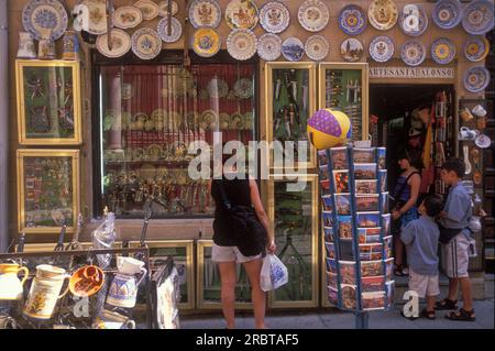 Femme avec des enfants regardant un stand de souvenirs à Tolède, en Espagne Banque D'Images