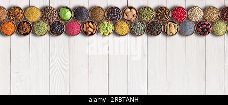 Épices et herbes sur fond de table blanc. Cadre d'assaisonnements colorés, vue de dessus Banque D'Images