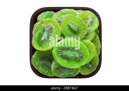 fruits confits, kiwi séché avec du sucre dans un bol en bois closeup. nourriture végétarienne isolée sur blanc. Banque D'Images