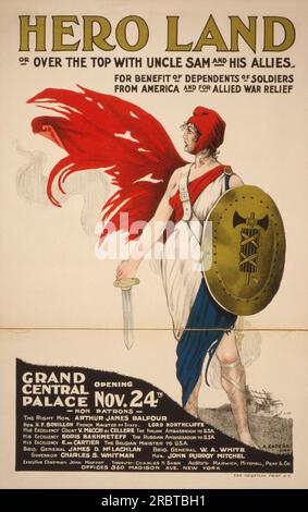 New York, New York : 1917 affiche lithographique française de Marianne, l'emblème national de la France, portant une casquette phrygienne et tenant un bouclier et une épée pour annoncer le bénéfice de la Terre des héros pour les troupes du Grand Palais Central. Banque D'Images