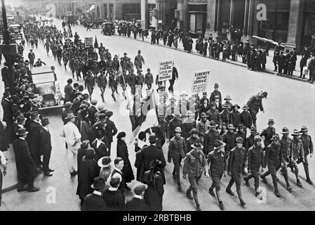 New York, New York : 20 octobre 1917 4000 Boy Scouts prennent part à la manifestation Liberty Loan sur la Cinquième Avenue. Banque D'Images