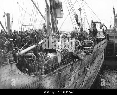 New York, New York : c. 1919 membres de la 42e Division retournant sur le SS Leviathan Banque D'Images