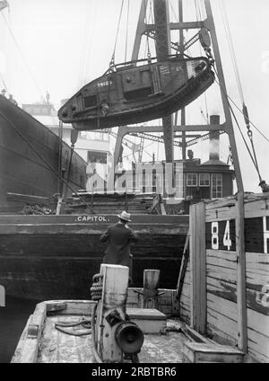 New York, New York : 7 avril 1926 le célèbre char britannique « America » arrive à New York au quai 64 sur la North River. Il a été construit en Angleterre et a gagné en renommée sur le front occidental. Le ministère britannique de la Guerre l'a ensuite légué à l'Université Cornell à Ithaca où il sera monté comme un mémorial aux étudiants et anciens élèves tombés pendant la guerre mondiale. Banque D'Images