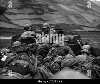 Oberwesel, Allemagne, 26 mars 1945 hommes de la 89e Division, États-Unis Troisième armée, accroupie dans un DUKW pour se dissimuler et se protéger alors qu'il traverse le Rhin. Banque D'Images