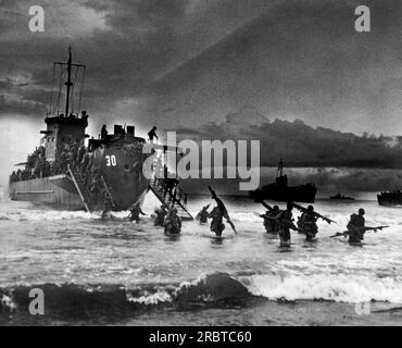 Sarmi, Nouvelle-Guinée néerlandaise, 17 mai 1944. Les troupes de débarquement de l'USS LCI transportant des brancards sur une plage pendant la deuxième vague d'assaut à la baie de Maffin. Banque D'Images