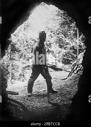 Suisse : 23 juillet 1918 Un soldat de l'armée suisse travaille sur des tunnels et creuse dans les montagnes. Ils travaillent toujours pour maintenir leur statut de neutralité armée. Banque D'Images