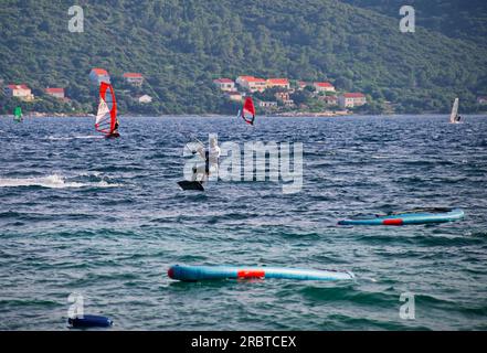 Kite surf sur les vagues à Viganj sur la péninsule de Peljesac, Croatie Banque D'Images