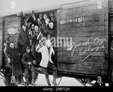 Cologne, Allemagne : 14 décembre 1925 les membres de l'armée d'occupation britannique se réjouissent de quitter Cologne dans un wagon après la signature du Pacte de Locarno en Suisse. Banque D'Images