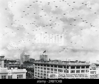 San Diego, Californie : 27 novembre 1918 des biavions de l'Army Air corps de Rockwell Field à Coronado survolent San Diego pour célébrer la paix pendant la première Guerre mondiale. Banque D'Images