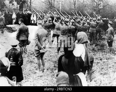 Amiens, France : 22 mai 1918 les troupes australiennes tirent une dernière volée sur la tombe de Manfred von Richthofen, le pilote allemand de l'as connu sous le nom de Red Baron. Il a été abattu sur le front occidental, et son corps est tombé derrière les lignes britanniques. Il a été enterré avec tous les honneurs militaires. Banque D'Images