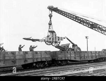 Port Newark, New Jersey : 17 juillet 1925 les armements allemands capturés sont distribués dans tout le pays à chaque ville et village pour qu'ils soient exposés au public. Ici, un canon allemand est chargé sur l'un des trois mille wagons de marchandises rassemblés à cet effet. Banque D'Images