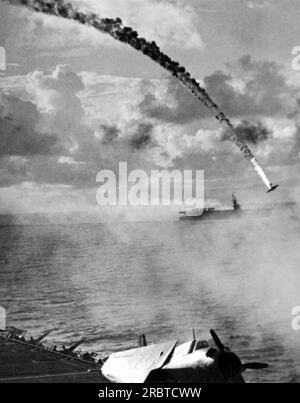 Saipan, Îles Mariannes : 15 octobre 1945. Un avion torpilleur japonais s'écrase en flammes à la suite d'un tir direct de porte-avions. Banque D'Images