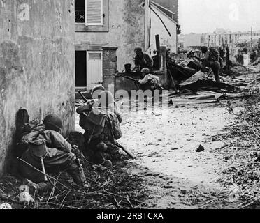 France, 14 septembre 1944 les fantassins du Yank se précipitent sur l'ennemi. Les soldats embrassent les murs des bâtiments et prennent tout ce qu'ils peuvent pour se tenir à l'écart de la grêle des tirs de mitrailleuses alors que les nazis tirent sur leur chemin. Banque D'Images