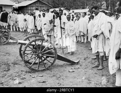 Ethiopia : c. 1935 soldats éthiopiens tirant un salut à leur empereur Haile Selassie avec certains des canons qu'ils utiliseront contre les Italiens envahisseurs. Banque D'Images