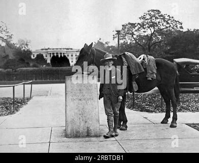 Washington, DC : 4 novembre 1927. Le 1 avril 1925, Frank Heath de Silver Springs, dans le Maryland, commence une tournée à cheval dans tous les États de l'Union. Aujourd'hui, il a terminé son tour, ayant monté le même cheval pendant 11 387 miles. Il est ici au Zero Milestone devant la Maison Blanche. Banque D'Images