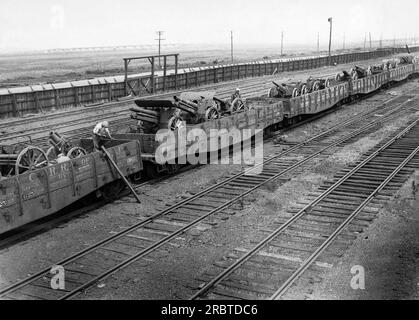 Port Newark, New Jersey : 16 juillet 1925 les armements allemands capturés sont distribués dans tout le pays à chaque ville et village pour qu'ils soient exposés au public. Voici quelques-uns des trois mille wagons de marchandises rassemblés et chargés à cette fin. Banque D'Images