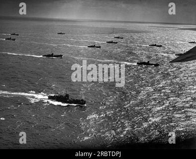 États-Unis, 1945 Une flottille de LCI habitées par les garde-côtes rentrent chez elles après avoir traversé l'Atlantique depuis le théâtre de guerre européen où elles étaient dans les premières vagues des invasions de la Sicile, de Salerne et de Normandie. Banque D'Images