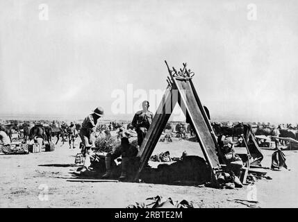 Mésopotamie : 4 avril 1918 les troupes indiennes attachées aux forces britanniques combattant les Turcs en Mésopotamie utilisent ces nouveaux abris d'ombre pour se protéger du soleil du désert. Banque D'Images