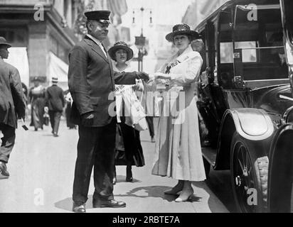 New York, New York : 25 juin 1917 Un chauffeur sur la Cinquième Avenue contribue sa part à la grande collecte de fonds de guerre de 100 000 000 000 $ de la Croix-Rouge. Banque D'Images