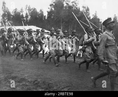 Addis Abeba, Éthiopie : 10 décembre 1935 les troupes régulières abyssiniennes marchent avant de se diriger vers le front. Banque D'Images