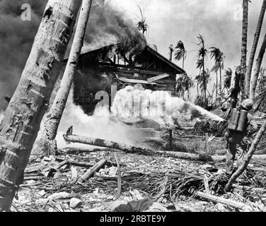 Atoll de Kwajalein, Îles Marshall : 8 août 1945 Un Marine utilise un lance-flammes contre les troupes japonaises lors de l'invasion des îles Kwajalein. Banque D'Images