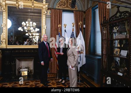 Washington, DC, États-Unis. 10 juillet 2023. Le vice-président des États-Unis Kamala Harris se prépare à prêter serment à Jared Bernstein, président du Conseil des conseillers économiques, dans le bureau de cérémonie du vice Presidents dans le bâtiment du bureau exécutif Eisenhower sur le campus de la Maison Blanche à Washington, DC, États-Unis, le lundi 10 juillet, 2023. Bernstein a déclaré la semaine dernière que les États-Unis avaient toujours un marché de l ' emploi robuste et que les pressions inflationnistes s ' atténuaient. Crédit : Cheriss May/Pool via CNP/dpa/Alamy Live News Banque D'Images