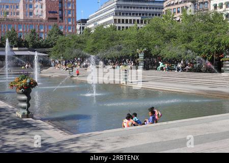 Stockholm, Suède - 10 juillet 2023 : vue du parc Kungstradgarden dans le quartier de downton. Banque D'Images