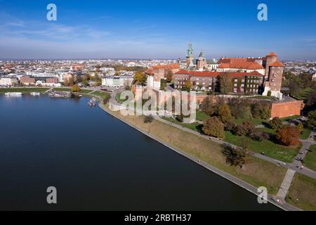 Château de Wawel, Kraków, Pologne, Vistule par drone (vue aérienne, panorama de la ville) Banque D'Images