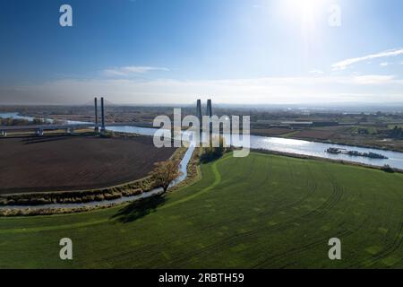 Pont Cardinal Macharski moderne sur la Vistule, Kraków, Pologne, Europe Banque D'Images