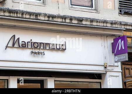 Bordeaux , Aquitaine France - 06 22 2023 : Marionnaud paris logo boutique signe de texte et chaîne de texte marque sur le mur de façade du magasin de la ville Banque D'Images