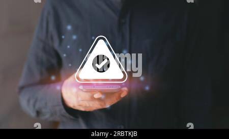 Le personnel des programmeurs développeurs utilisant des smartphones avec des signes d'avertissement triangulaires. Concept de maintenance à distance avec application de connexion téléphonique Banque D'Images