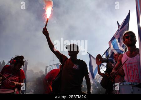 Jérusalem, Israël. 11 juillet 2023. Les manifestants israéliens bloquent la route de Jérusalem après le vote d'hier soir à la Knesset. Le Parlement israélien a approuvé la première lecture d'un projet de loi sur les réformes judiciaires controversées, malgré des protestations massives contre les plans. Crédit : Ilia Yefimovich/dpa/Alamy Live News Banque D'Images