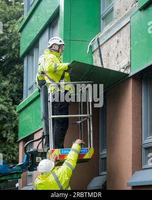 Photo de dossier datée du 27/06/17 du retrait du revêtement d'un bloc de tour. Seulement 2% de l'argent alloué pour enlever le dangereux revêtement de style Grenfell des maisons écossaises a été dépensé, ont affirmé les conservateurs écossais. Date d'émission : mardi 11 juillet 2023. Banque D'Images