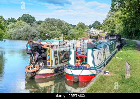 Narrowboats au bas du vol d'écluse de Caen Hill près de Devizes, Wiltshire Royaume-Uni. Banque D'Images