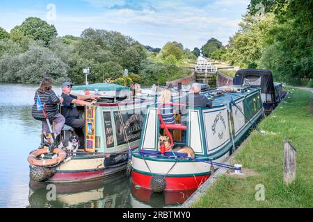 Narrowboats au bas du vol d'écluse de Caen Hill près de Devizes, Wiltshire Royaume-Uni. Banque D'Images