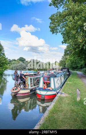 Narrowboats au bas du vol d'écluse de Caen Hill près de Devizes, Wiltshire Royaume-Uni. Banque D'Images