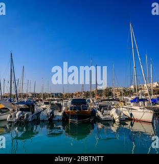 Vue sur les eaux turquoises de la mer Méditerranée, les bateaux de luxe, les yachts et le littoral à Port Vauban, Antibes, Sud de la France Banque D'Images