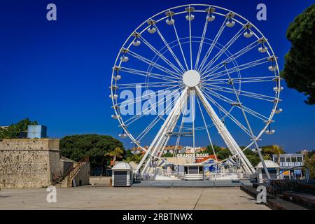 Antibes, France - 24 mai 2023 : vue sur les ferris géants ou la Grande roue près de Port Vauban, Antibes, Sud de la France Banque D'Images