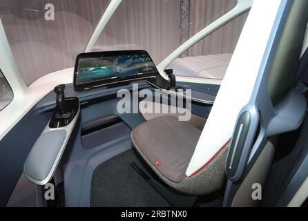 10 juillet 2023, Bavière, Weßling : vue dans le cockpit d'un modèle préliminaire d'un jet Lilium dans un hall du constructeur d'avions Lilium photo : Karl-Josef Hildenbrand/dpa Banque D'Images