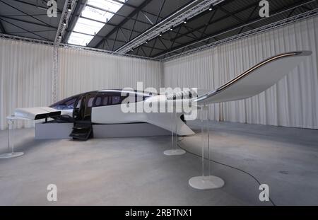 10 juillet 2023, Bavière, Weßling : un modèle préliminaire d'un jet Lilium se tient dans un hangar chez l'avionneur Lilium. Photo : Karl-Josef Hildenbrand/dpa Banque D'Images