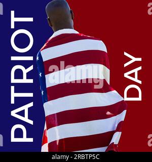 Composition du texte du jour patriote sur homme afro-américain portant le drapeau des etats-unis Banque D'Images