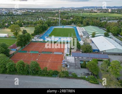 Vue aérienne d'un grand terrain de sport, de tennis et de football dans la ville de Mannheim en Allemagne. Banque D'Images