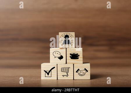 Acheteur professionnel. Cubes avec différentes icônes sur la table en bois Banque D'Images