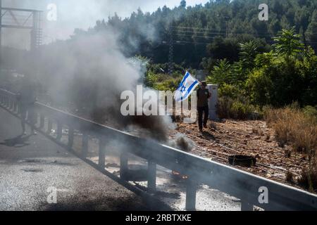 Jérusalem, Israël. 11 juillet 2023. Les manifestants israéliens bloquent la route de Jérusalem après le vote d'hier soir à la Knesset. Le Parlement israélien a approuvé la première lecture d'un projet de loi sur les réformes judiciaires controversées, malgré des protestations massives contre les plans. Crédit : Ilia Yefimovich/dpa/Alamy Live News Banque D'Images