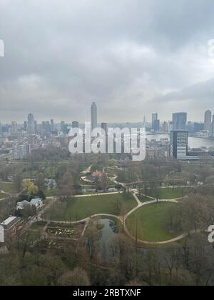 Vue pittoresque de la ville avec des bâtiments modernes et parc par temps nuageux Banque D'Images