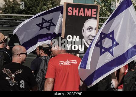 Jérusalem, Israël. 11 juillet 2023. Des manifestants protestent et bloquent la circulation près du Teddy Stadium lors d'une journée nationale de perturbation. Le gouvernement a passé une première lecture à la Knesset pour une législation visant à réformer le système judiciaire donnant au gouvernement de Netanyahu une voie pour passer outre les décisions de la Cour suprême. Crédit : NIR Alon/Alamy Live News Banque D'Images