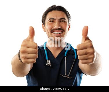 Portrait du jeune médecin asiatique pouces vers le haut isolé sur fond blanc Banque D'Images